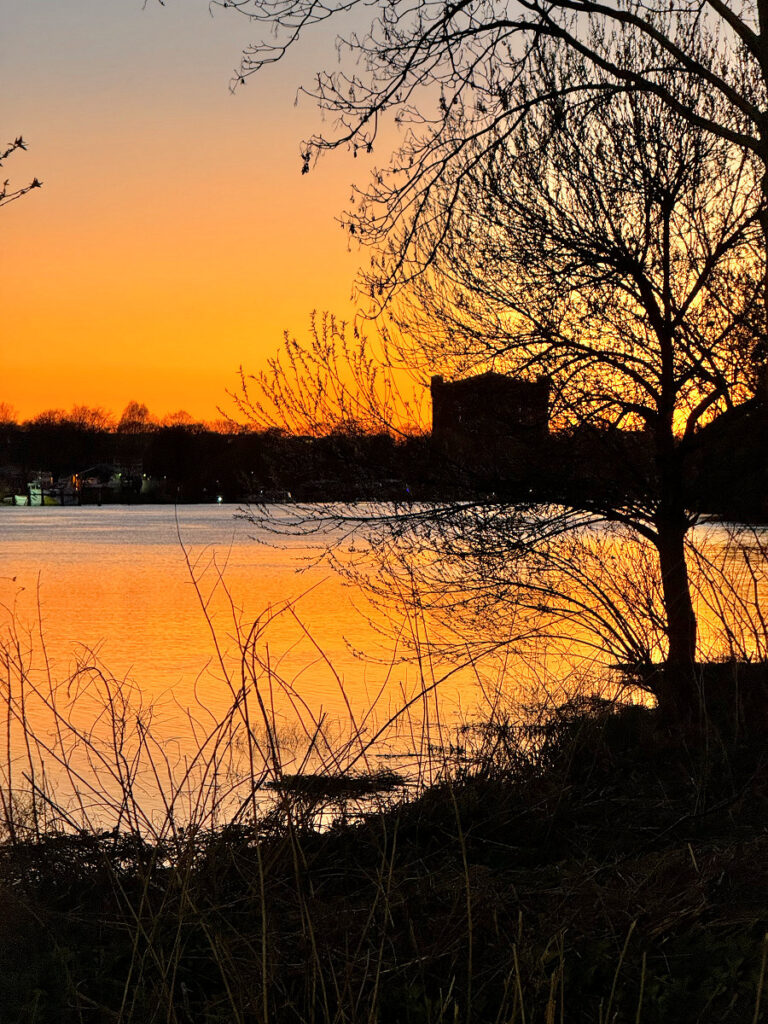 Seelenglück 15/25- Wiedersehen- Sonnenuntergang umgedrehte Kommode Seelenglück 15/25- Wiedersehen- Sonnenuntergang umgedrehte Kommode