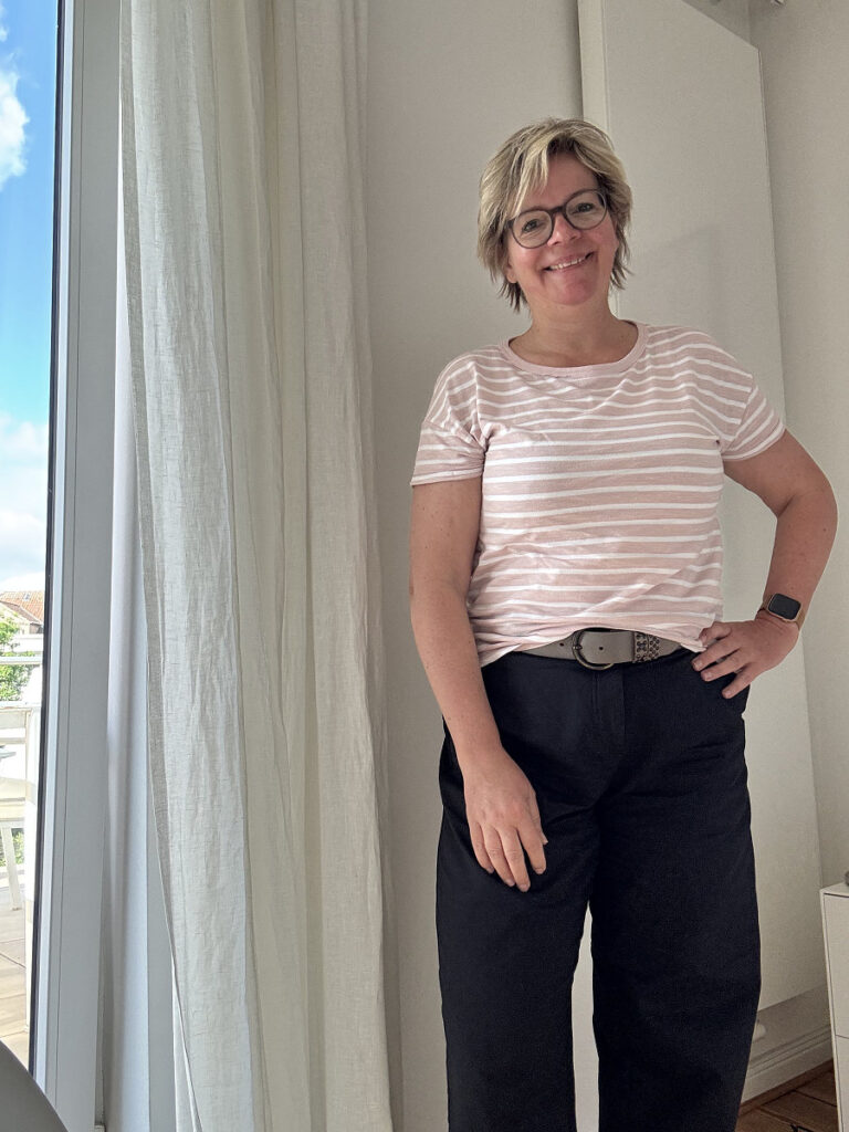 Outfitinspirationen 19/25-lifewithaglow- dunkelblaue Culotte-rosa-weiss gestreiftes T-Shirt Outfitinspirationen 19/25-lifewithaglow- dunkelblaue Culotte-rosa-weiss gestreiftes T-Shirt