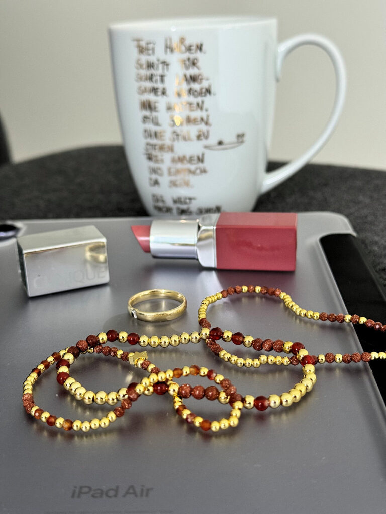 Outfitinspirationen 19/25-lifewithaglow- Culotte camel-dunkelblaues Blusenshirt mit V-Ausschnitt, schwarze Loafer Outfitinspirationen 19/25-lifewithaglow- Culotte camel-dunkelblaues Blusenshirt mit V-Ausschnitt, schwarze Loafer