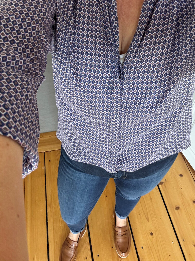 Outfitinspirationen 19/25-lifewithaglow- Skinny Jeans-Musterbluse in Blau mit Stehkragen-braune Loafer Outfitinspirationen 19/25-lifewithaglow- Skinny Jeans-Musterbluse in Blau mit Stehkragen-braune Loafer