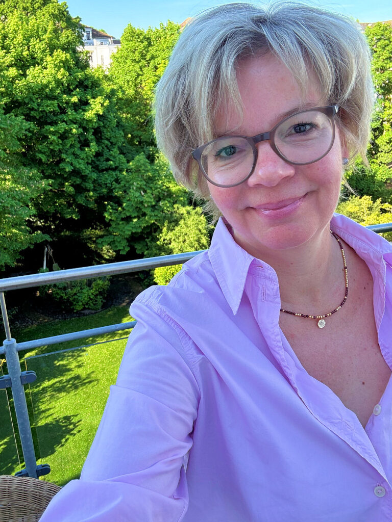 Outfitinspirationen 19/25-lifewithaglow- Chino cropped in camel-pinkrose Hemdbluse-weiße Sneaker- Armbänder und Kette von Pera Schmuckmanufaktur Outfitinspirationen 19/25-lifewithaglow- Chino cropped in camel-pinkrose Hemdbluse-weiße Sneaker- Armbänder und Kette von Pera Schmuckmanufaktur