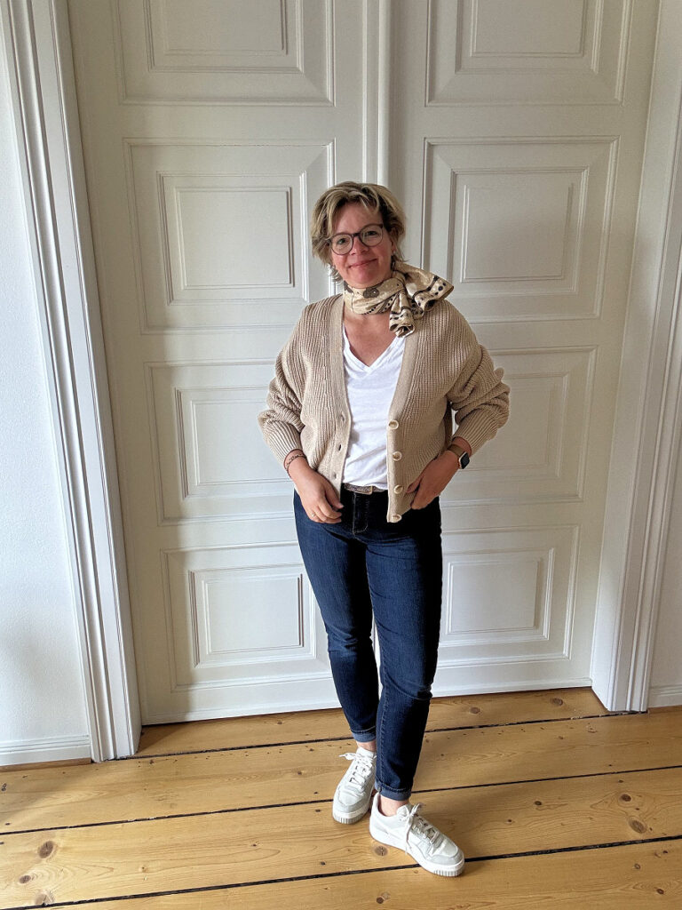 Outfitinspirationen 19/25-lifewithaglow- Skinny Jeans-weißes T-Shirt-kurzer Cardigan Rippstrick in Beige- Sneaker in Beige Outfitinspirationen 19/25-lifewithaglow- Skinny Jeans-weißes T-Shirt-kurzer Cardigan Rippstrick in Beige- Sneaker in Beige
