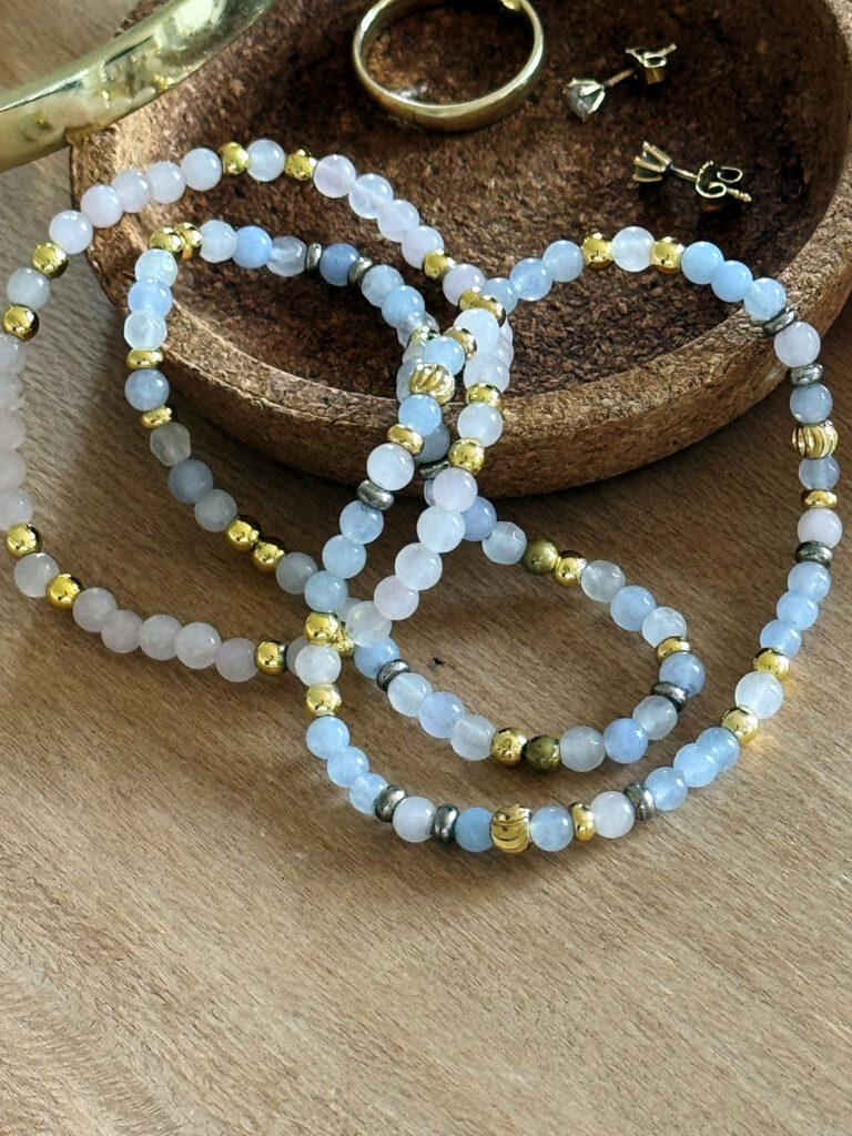 Outfitinspirationen 39/25-es ist Herbt-lifewithaglow-dunkelblaue Skinny Jeans-weiße Bluse mit Rüschen-Sandalen in Cognac Outfitinspirationen 39/25-es ist Herbt-lifewithaglow-dunkelblaue Skinny Jeans-weiße Bluse mit Rüschen-Sandalen in Cognac