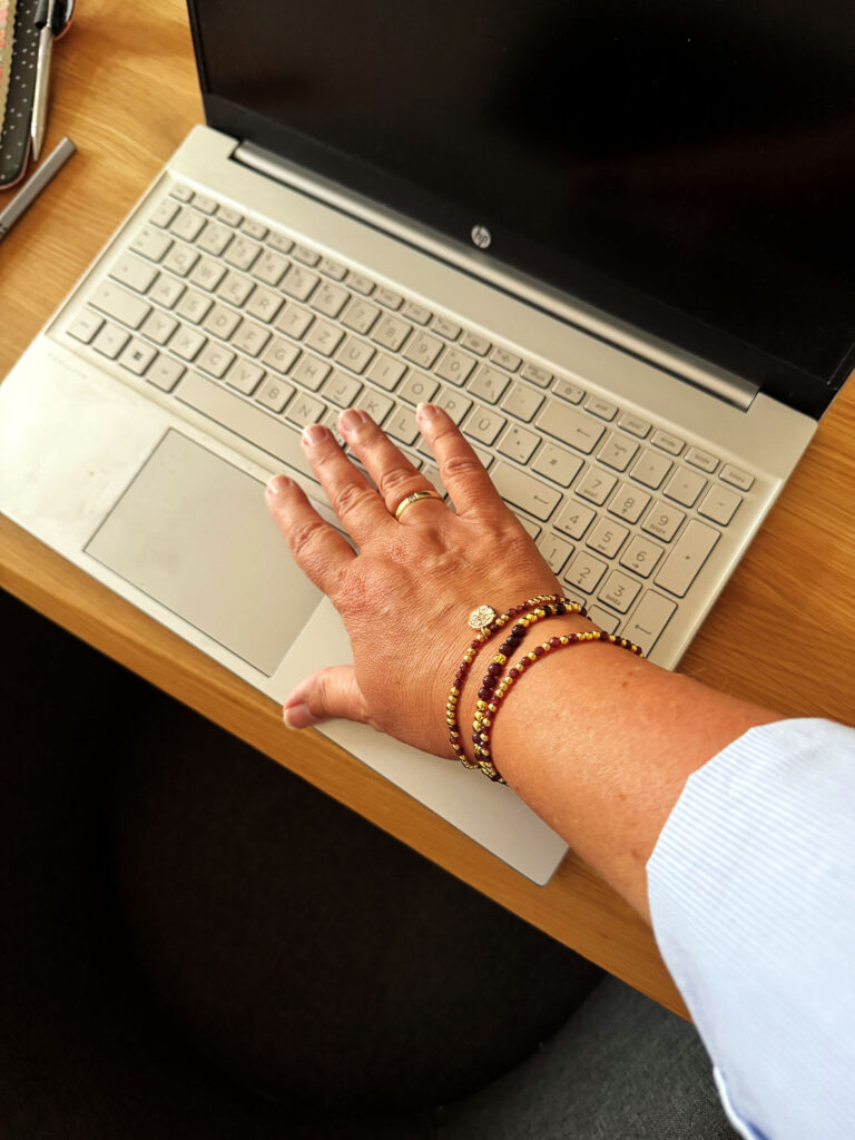 Outfitinspirationen 39/25-Herbst-lifewithaglow-dunkelblaue Skinnyjeans-beiges Leinenhemd-beige Sneaker mit Animalprint Outfitinspirationen 39/25-Herbst-lifewithaglow-dunkelblaue Skinnyjeans-beiges Leinenhemd-beige Sneaker mit Animalprint