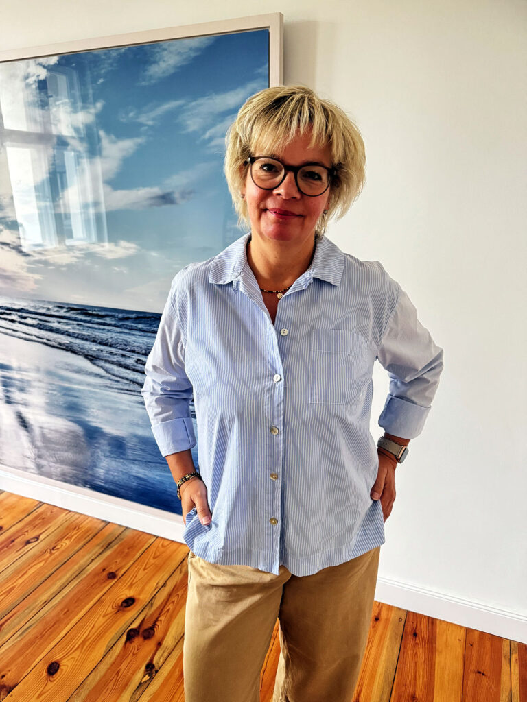 Outfitinspirationen 39/25-es ist Herbst-lifewithaglow-Culotte cropped camel-hellblaues Hemd verschieden gestreift-Sneaker Stan Smith Outfitinspirationen 39/25-es ist Herbst-lifewithaglow-Culotte cropped camel-hellblaues Hemd verschieden gestreift-Sneaker Stan Smith