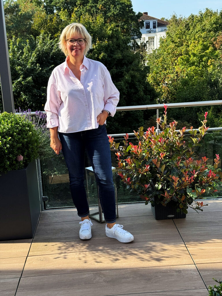 Outfitinspirationen 39/25-es ist Herbt-lifewithaglow-dunkelblaue Skinny Jeans-Bluse cropped rosé mit weißen Streifen-Sneaker Outfitinspirationen 39/25-es ist Herbt-lifewithaglow-dunkelblaue Skinny Jeans-Bluse cropped rosé mit weißen Streifen-Sneaker