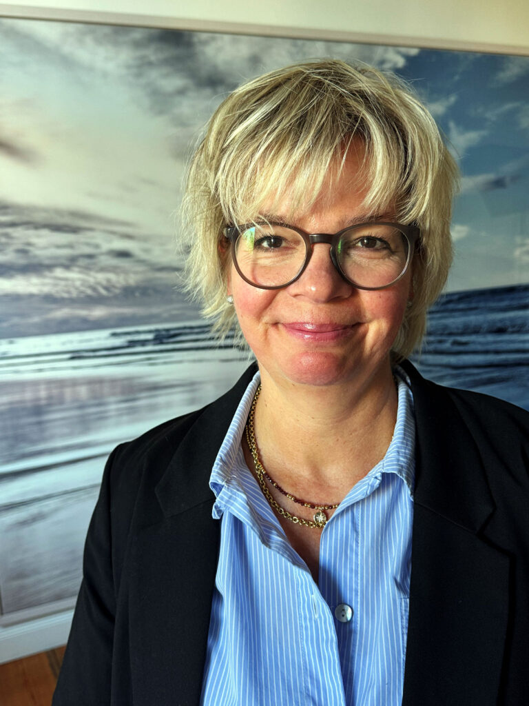 Outfitinspirationen 39/25-Herbst-lifewithaglow-graue Skinnyjeans-Bluse cropped hellblau mit weißen Streifen-schwarzer Oversize Blazer-schwarze Loafer Outfitinspirationen 39/25-Herbst-lifewithaglow-graue Skinnyjeans-Bluse cropped hellblau mit weißen Streifen-schwarzer Oversize Blazer-schwarze Loafer