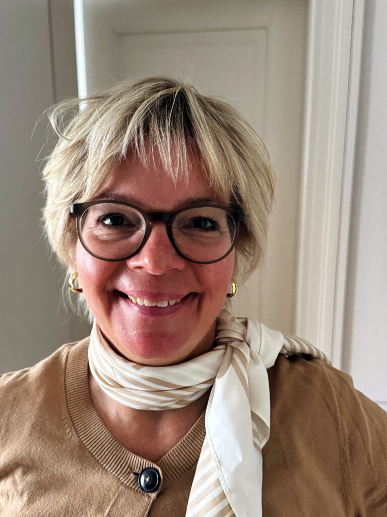 Outfitinspirationen 40/25-Herbst-lifewithaglow- Culotte camel-weißes Shirt-Cardigan camel-Seidenschale ecru-camel-Loafer cognac Outfitinspirationen 40/25-Herbst-lifewithaglow- Culotte camel-weißes Shirt-Cardigan camel-Seidenschale ecru-camel-Loafer cognac