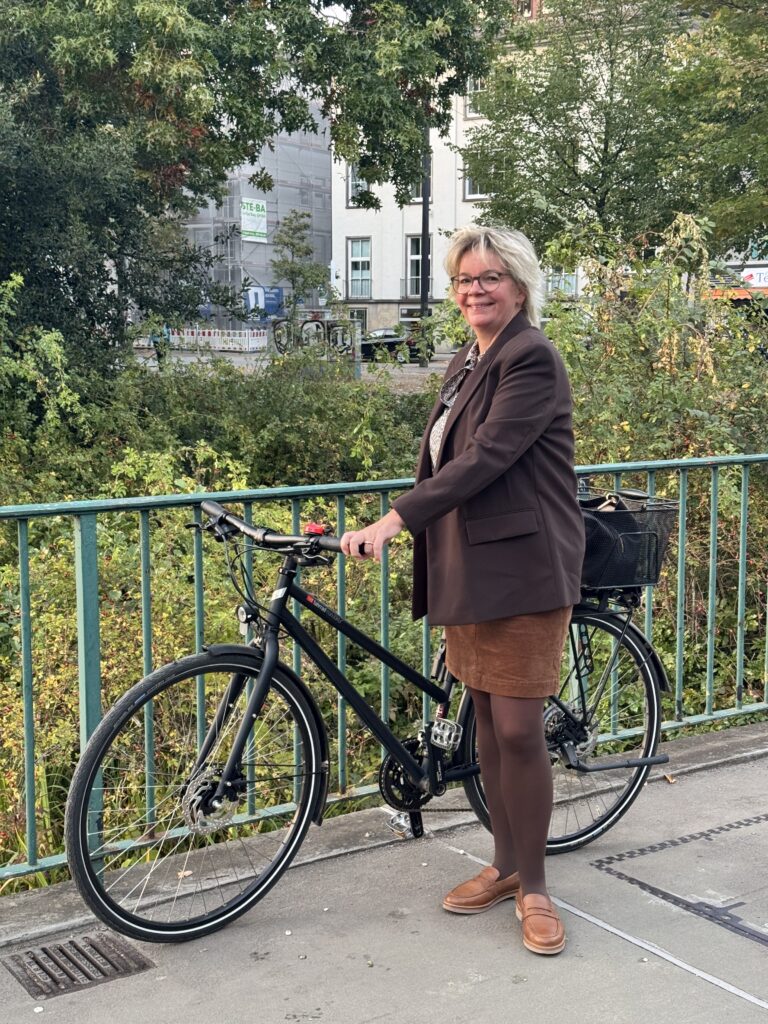 Outfitinspirationen 40/25-Herbst-lifewithaglow- Cordrock rusty brown-Bluse bunt gemustert-Blazer braun-Strumpfhose braun-Loafer cognac Outfitinspirationen 40/25-Herbst-lifewithaglow- Cordrock rusty brown-Bluse bunt gemustert-Blazer braun-Strumpfhose braun-Loafer cognac