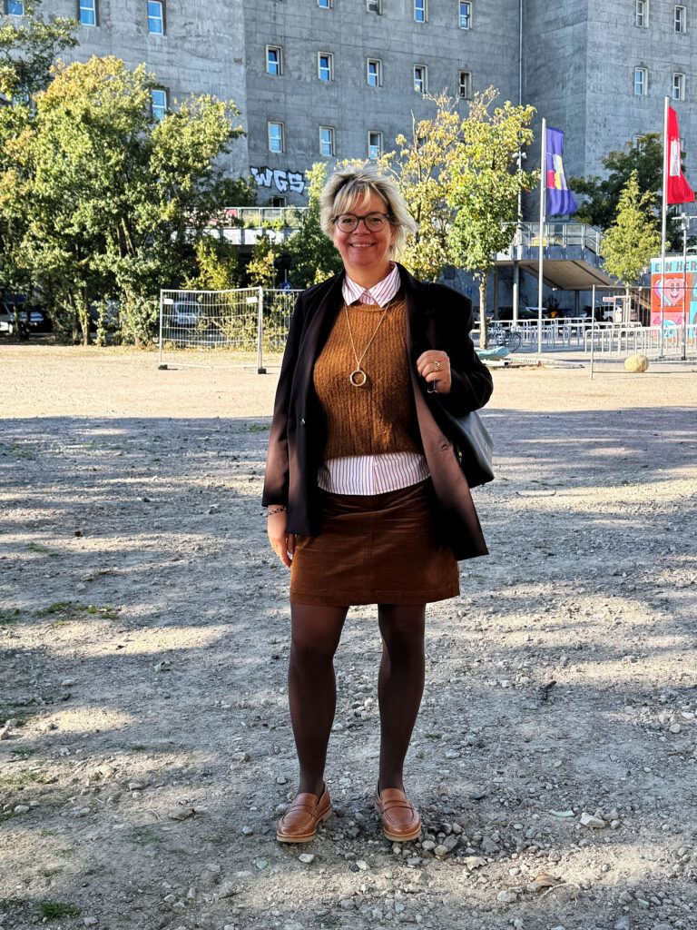 Outfitinspirationen 40/25-Herbst-lifewithaglow- Cordrock rusty brown-Bluse mit Streifen in himbeer-Pullunder rusyt brown-Blazer braun-Loafer cognac Outfitinspirationen 40/25-Herbst-lifewithaglow- Cordrock rusty brown-Bluse mit Streifen in himbeer-Pullunder rusyt brown-Blazer braun-Loafer cognac