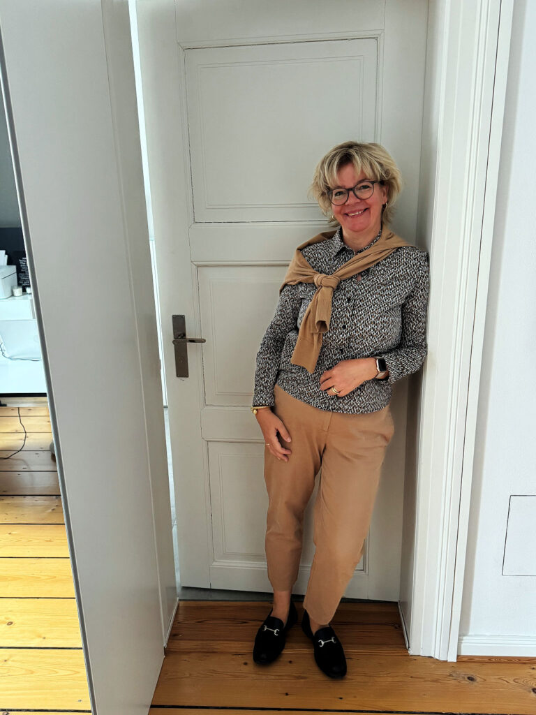 Outfitinspirationen 40/25-Herbst-lifewithaglow- Culotte Camel-Bluse bunt gemustert-Cardigan Camel-Blazer braun-Loafer schwarz Outfitinspirationen 40/25-Herbst-lifewithaglow- Culotte Camel-Bluse bunt gemustert-Cardigan Camel-Blazer braun-Loafer schwarz