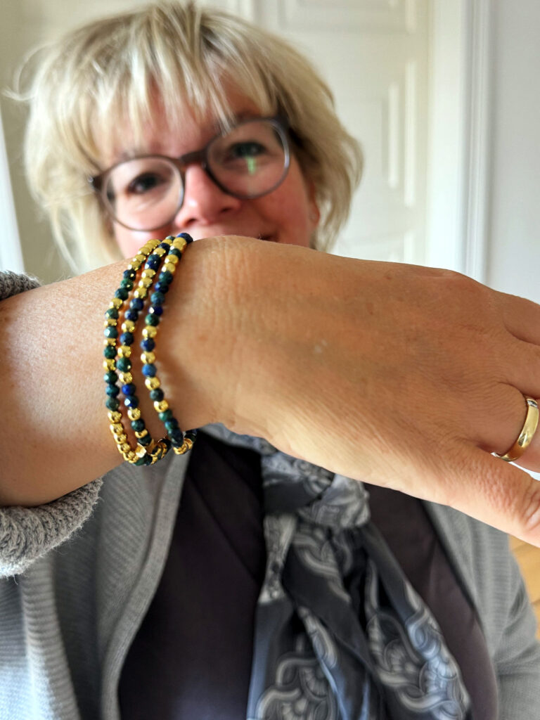 Outfitinspirationen 40/25-Herbst-lifewithaglow-Kleid grau-grauer Longcardigan-Longvest schwarz-Seidentuch in grau-Loafer schwarz-Tasche in petrol Outfitinspirationen 40/25-Herbst-lifewithaglow-Kleid grau-grauer Longcardigan-Longvest schwarz-Seidentuch in grau-Loafer schwarz-Tasche in petrol