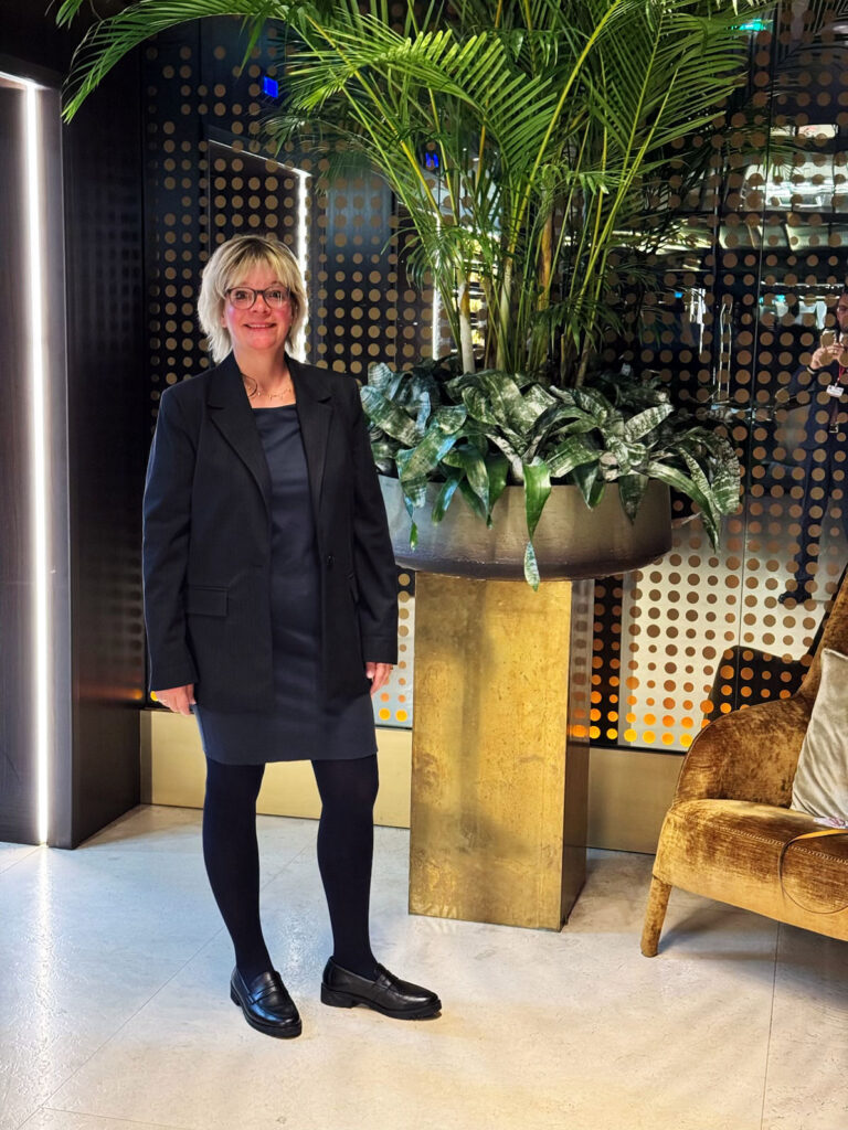 Outfitinspirationen 42. Woche 25-golden und grau-lifewithaglow-dunkelblaues Kleid-Nadelstreifenblazer oversized-Loafer-Armbänder Pera Schmuckmanufaktur Outfitinspirationen 42. Woche 25-golden und grau-lifewithaglow-dunkelblaues Kleid-Nadelstreifenblazer oversized-Loafer-Armbänder Pera Schmuckmanufaktur