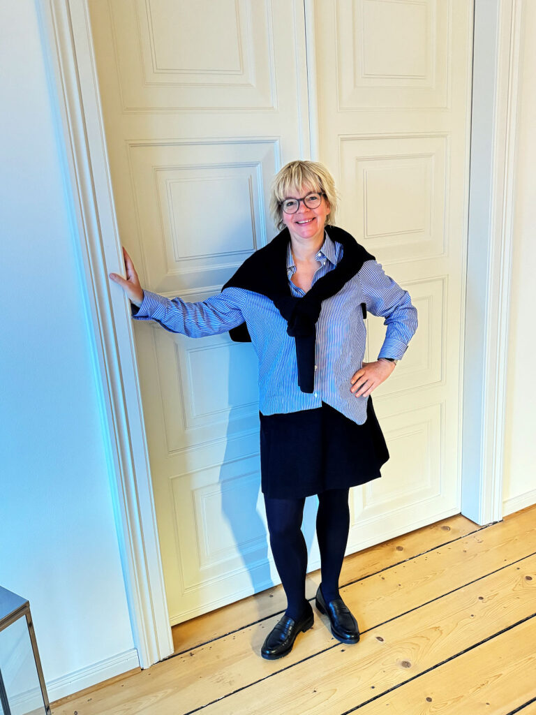 Outfitinspirationen 42. Woche 25-golden und grau-lifewithaglow-dunkelblauer Wollrock-Bluse blau mit Streifen-dunkelblauer Pullover 3D-Knit-Loafer Outfitinspirationen 42. Woche 25-golden und grau-lifewithaglow-dunkelblauer Wollrock-Bluse blau mit Streifen-dunkelblauer Pullover 3D-Knit-Loafer