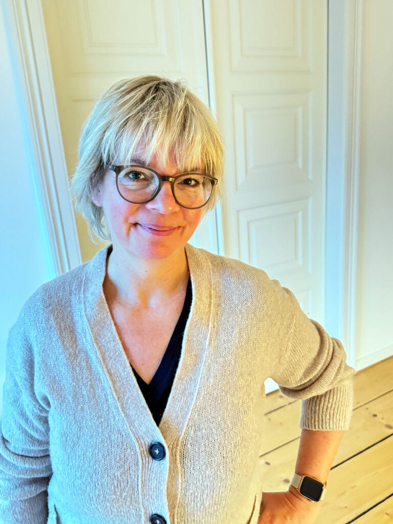 Outfitinspirationen 42. Woche 25-golden und grau-lifewithaglow-dunkelblauer Wollrock-dunkelblaues T-Shirt-beiger Cardigan kuschelig-Loafer Outfitinspirationen 42. Woche 25-golden und grau-lifewithaglow-dunkelblauer Wollrock-dunkelblaues T-Shirt-beiger Cardigan kuschelig-Loafer