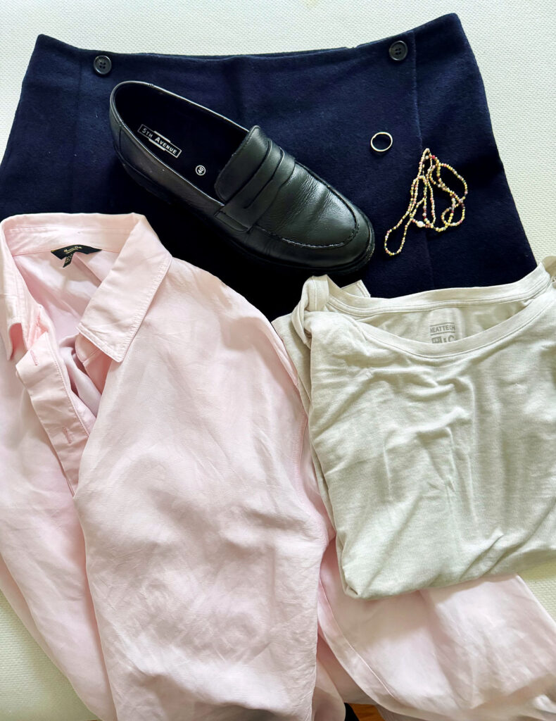 Outfitinspirationen 42. Woche 25-golden und grau-lifewithaglow-Wollrock dunkelblau-Bluse rosé-Longsleeve Heattech Cashmere-Loafer-Schal kariert Outfitinspirationen 42. Woche 25-golden und grau-lifewithaglow-Wollrock dunkelblau-Bluse rosé-Longsleeve Heattech Cashmere-Loafer-Schal kariert