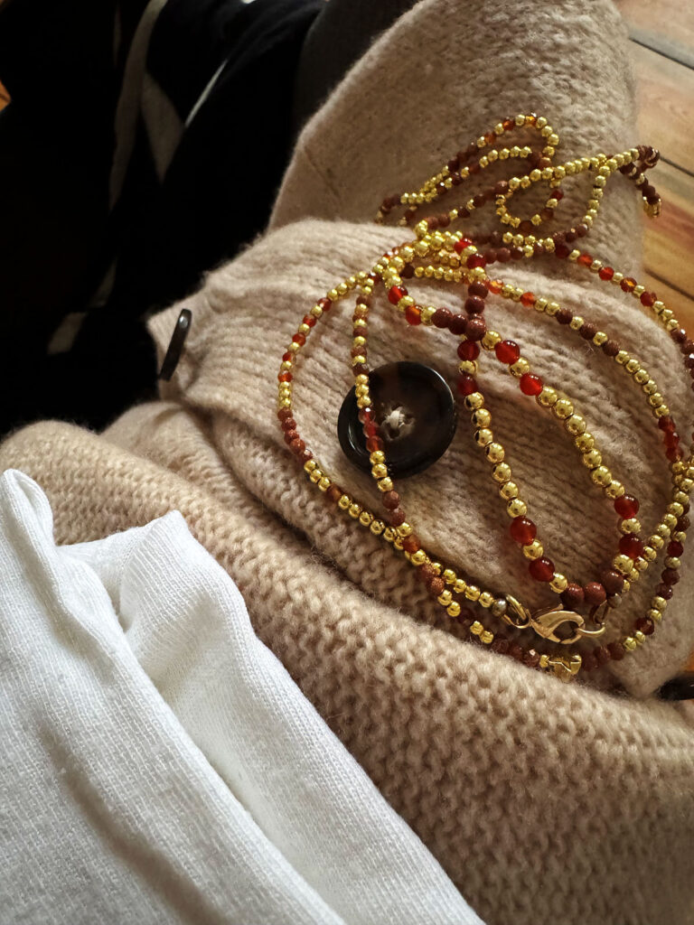 Outfitinspirationen 42. Woche 25-golden und grau-lifewithaglow-Jeggings-Loafer-Oversized Blazer schwarz-Cardigan beige Outfitinspirationen 42. Woche 25-golden und grau-lifewithaglow-Jeggings-Loafer-Oversized Blazer schwarz-Cardigan beige