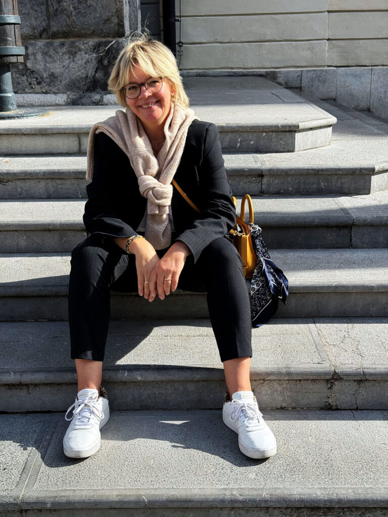 Outfitinspirationen 42. Woche 25-golden und grau-lifewithaglow-Nadelstreifenhose-Nadelstreifenblazer oversized-weißes T-Shirt-beiger Cardigan-Loafer mit Leomuster-Armbänder Pera Schmuckmanufaktur Outfitinspirationen 42. Woche 25-golden und grau-lifewithaglow-Nadelstreifenhose-Nadelstreifenblazer oversized-weißes T-Shirt-beiger Cardigan-Loafer mit Leomuster-Armbänder Pera Schmuckmanufaktur