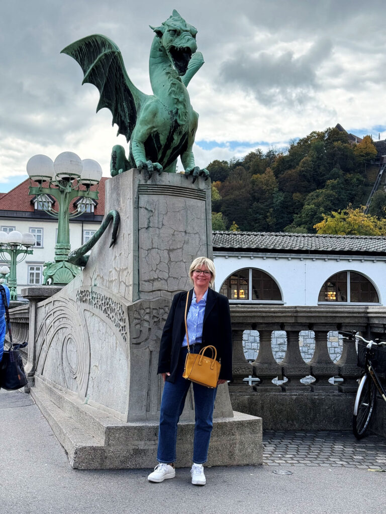 Outfitinspirationen 42. Woche 25-golden und grau-lifewithaglow-weite Jeans-Nadelstreifenblazer oversized-blaue Streifenbluse-Loafer mit Leomuster-Armbänder Pera Schmuckmanufaktur Outfitinspirationen 42. Woche 25-golden und grau-lifewithaglow-weite Jeans-Nadelstreifenblazer oversized-blaue Streifenbluse-Loafer mit Leomuster-Armbänder Pera Schmuckmanufaktur