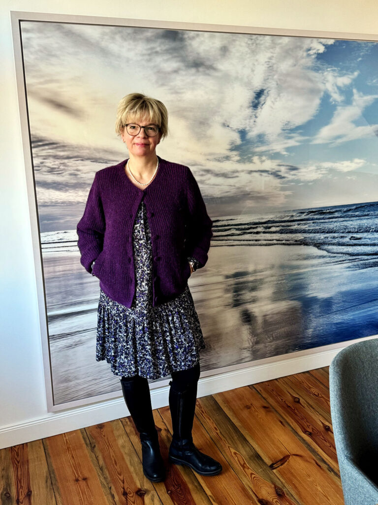 Outfit der Woche-Lila Cardigan-Blümchenkleid-lifewithaglow Outfit der Woche-Lila Cardigan-Blümchenkleid-lifewithaglow