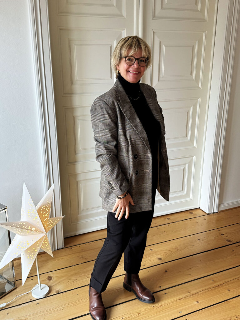 Outfitinspirationen 50/25-Entwöhnung vom Winter-lifewithaglow-Glencheck Blazer brau-Zigarettenhose schwarz-Rolli schwarz-Stiefeletten braun-Armbänder Pera Schmuckmanufaktur Outfitinspirationen 50/25-Entwöhnung vom Winter-lifewithaglow-Glencheck Blazer brau-Zigarettenhose schwarz-Rolli schwarz-Stiefeletten braun-Armbänder Pera Schmuckmanufaktur