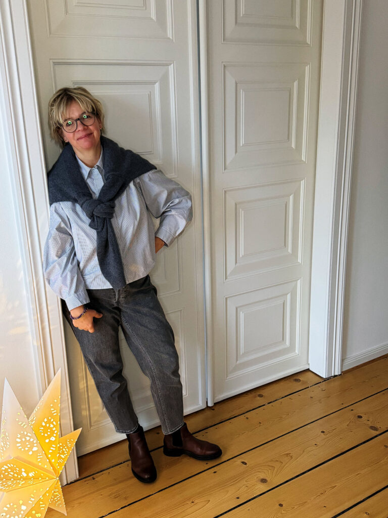 Outfitinspirationen 50/25-Entwöhnung vom Winter-lifewithaglow-graue Mom Jeans-Streifenbluse fein in grau weiß-Cashmere Cardigan grau-lila Armbänder Outfitinspirationen 50/25-Entwöhnung vom Winter-lifewithaglow-graue Mom Jeans-Streifenbluse fein in grau weiß-Cashmere Cardigan grau-lila Armbänder