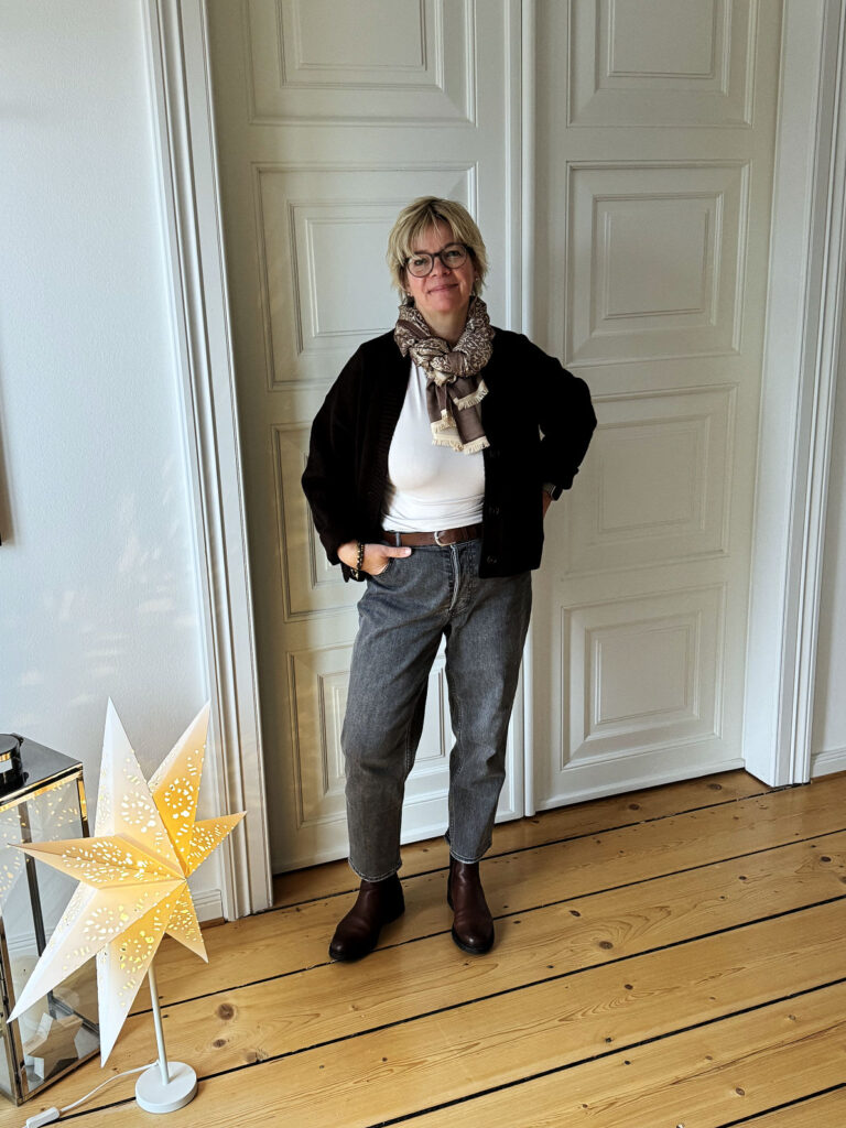 Outfitinspirationen 50/25-Entwöhnung vom Winter-lifewithaglow-graue Mom Jeans-Longsleeve Microfaser in beige-Sofflé Yarn Strickjacke braun Outfitinspirationen 50/25-Entwöhnung vom Winter-lifewithaglow-graue Mom Jeans-Longsleeve Microfaser in beige-Sofflé Yarn Strickjacke braun