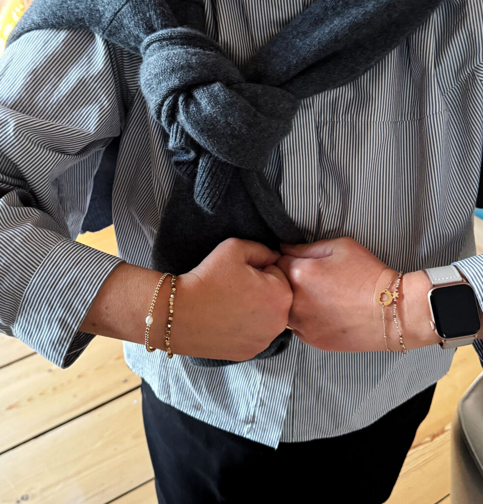 Outfitinspirationen 50/25-Entwöhnung vom Winter-lifewithaglow-Zigarettenhose-Bluse grau weiß gestreoft-Cardigan Kaschmir grau-schwarze Boots-grauer Mantel Outfitinspirationen 50/25-Entwöhnung vom Winter-lifewithaglow-Zigarettenhose-Bluse grau weiß gestreoft-Cardigan Kaschmir grau-schwarze Boots-grauer Mantel