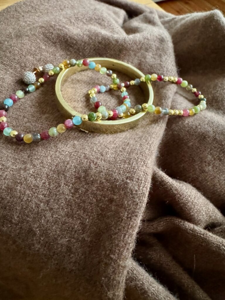 Outfitinsppirationen 5. Woche 2025-lifewithaglow- dunkelblaues Etuikleid Stretch Karomuster-Schal i Zimt-schwarze Stiefel Outfitinsppirationen 5. Woche 2025-lifewithaglow- dunkelblaues Etuikleid Stretch Karomuster-Schal i Zimt-schwarze Stiefel