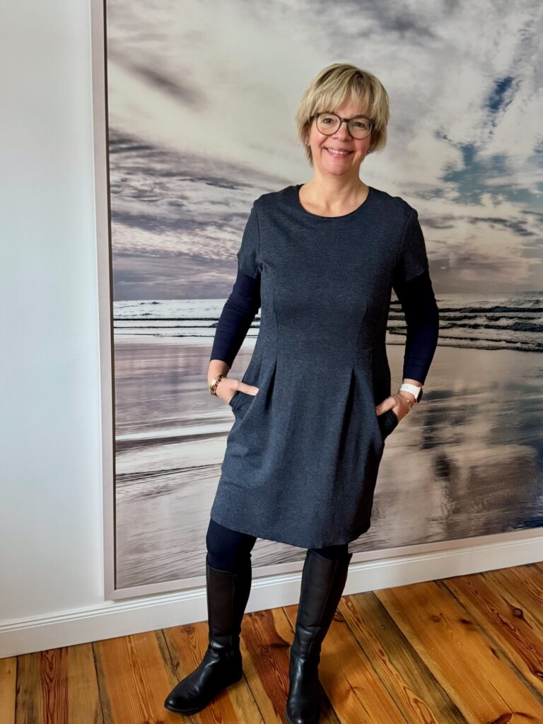 Outfitinsppirationen 5. Woche 2025-lifewithaglow- dunkelblaues Etuikleid Stretch Karomuster-Schal i Zimt-schwarze Stiefel Outfitinsppirationen 5. Woche 2025-lifewithaglow- dunkelblaues Etuikleid Stretch Karomuster-Schal i Zimt-schwarze Stiefel