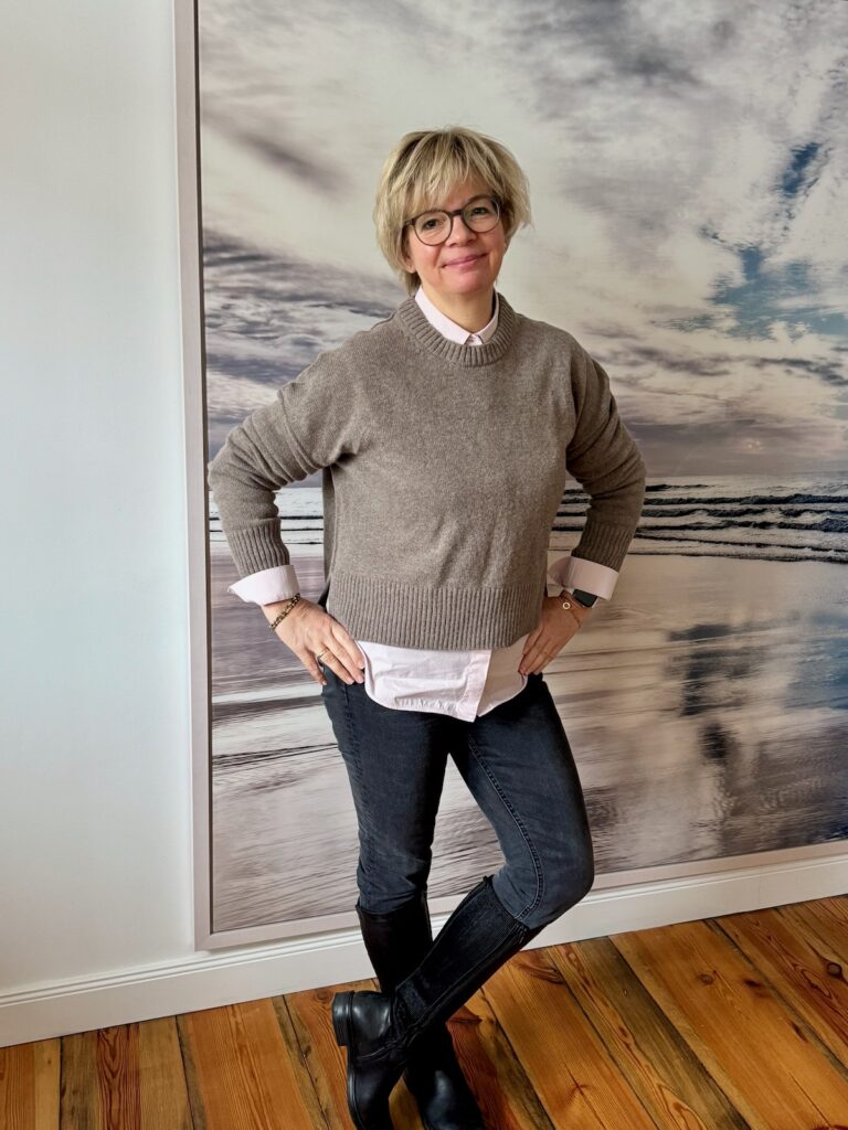 Outfitinsppirationen 5. Woche 2025-lifewithaglow- graue Skinny jeans-Pullover in taupe-rosa Bluse-Stiefel Outfitinspirationen 5. Woche 2025-lifewithaglow- graue Skinny jeans-Pullover in taupe-rosa Bluse-Stiefel