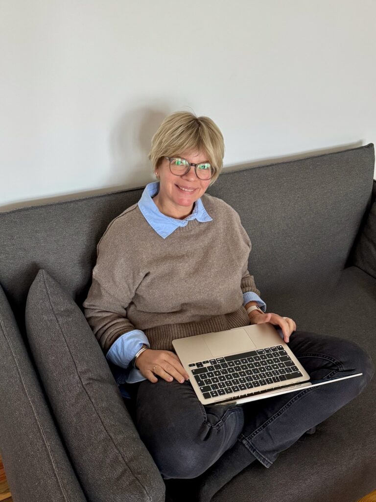 Outfitinsppirationen 5. Woche 2025-lifewithaglow- graue Skinny jeans-Pullover in taupe-hellblaues Oxford Hemd- Stiefel Outfitinsppirationen 5. Woche 2025-lifewithaglow- graue Skinny jeans-Pullover in taupe-hellblaues Oxford Hemd- Stiefel