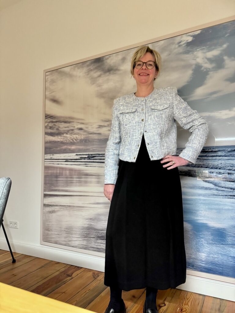 Outfitinsppirationen 5. Woche 2025-lifewithaglow- schwarzes ärmelloses Kleid aus festem Stoff-midi-Boucléjacke in hellblau Outfitinsppirationen 5. Woche 2025-lifewithaglow- schwarzes ärmelloses Kleid aus festem Stoff-midi-Boucléjacke in hellblau