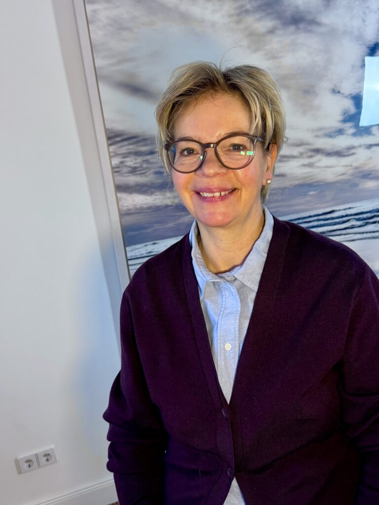 Outfitinsppirationen 5. Woche 2025-lifewithaglow- Rock aus Cord in grau braun-hellblaues Hemd Oxfordstyle-Cardigan in Bordeaux-Stiefeletten Outfitinsppirationen 5. Woche 2025-lifewithaglow- Rock aus Cord in grau braun-hellblaues Hemd Oxfordstyle-Cardigan in Bordeaux-Stiefeletten