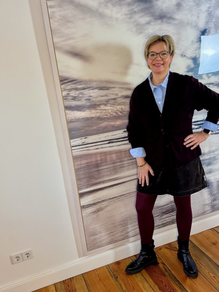 Outfitinsppirationen 5. Woche 2025-lifewithaglow- Rock aus Cord in grau braun-hellblaues Hemd Oxfordstyle-Cardigan in Bordeaux-Stiefeletten Outfitinsppirationen 5. Woche 2025-lifewithaglow- Rock aus Cord in grau braun-hellblaues Hemd Oxfordstyle-Cardigan in Bordeaux-Stiefeletten