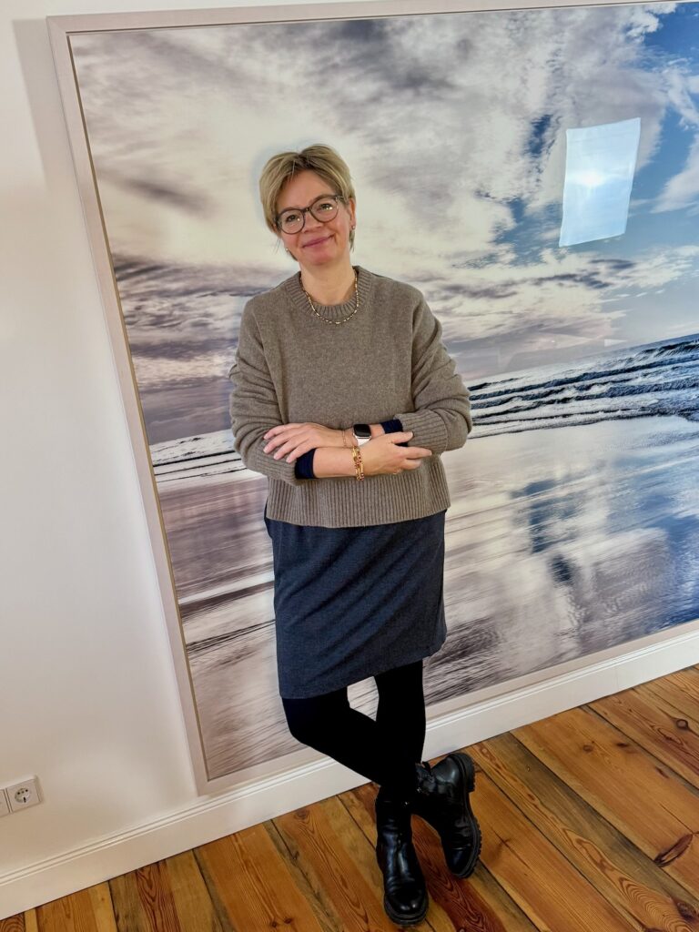 Outfitinsppirationen 5. Woche 2025-lifewithaglow- dunkelblaues Kleid-Pulliin taupe Zimt-chunky Boots Outfitinsppirationen 5. Woche 2025-lifewithaglow- dunkelblaues Kleid-Pulliin taupe Zimt-chunky Boots