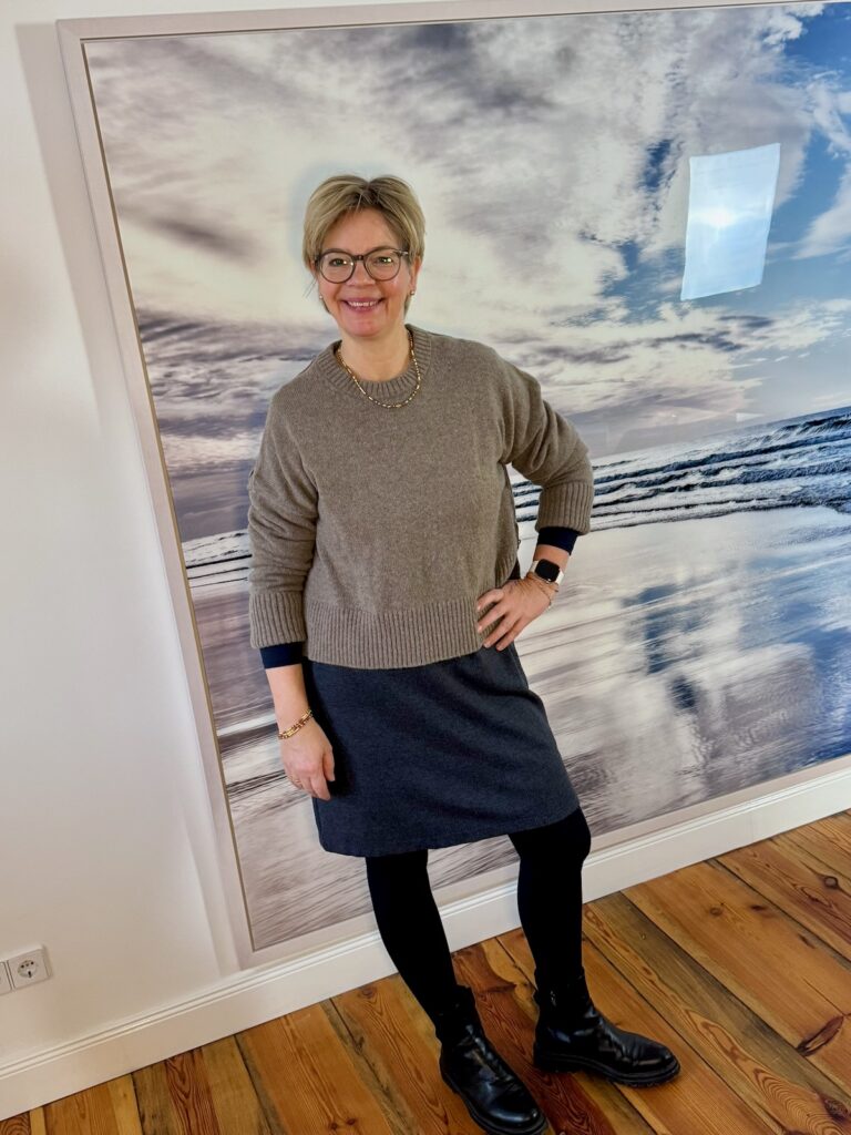 Outfitinsppirationen 5. Woche 2025-lifewithaglow- dunkelblaues Kleid-Pulliin taupe Zimt-chunky Boots Outfitinsppirationen 5. Woche 2025-lifewithaglow- dunkelblaues Kleid-Pulliin taupe Zimt-chunky Boots