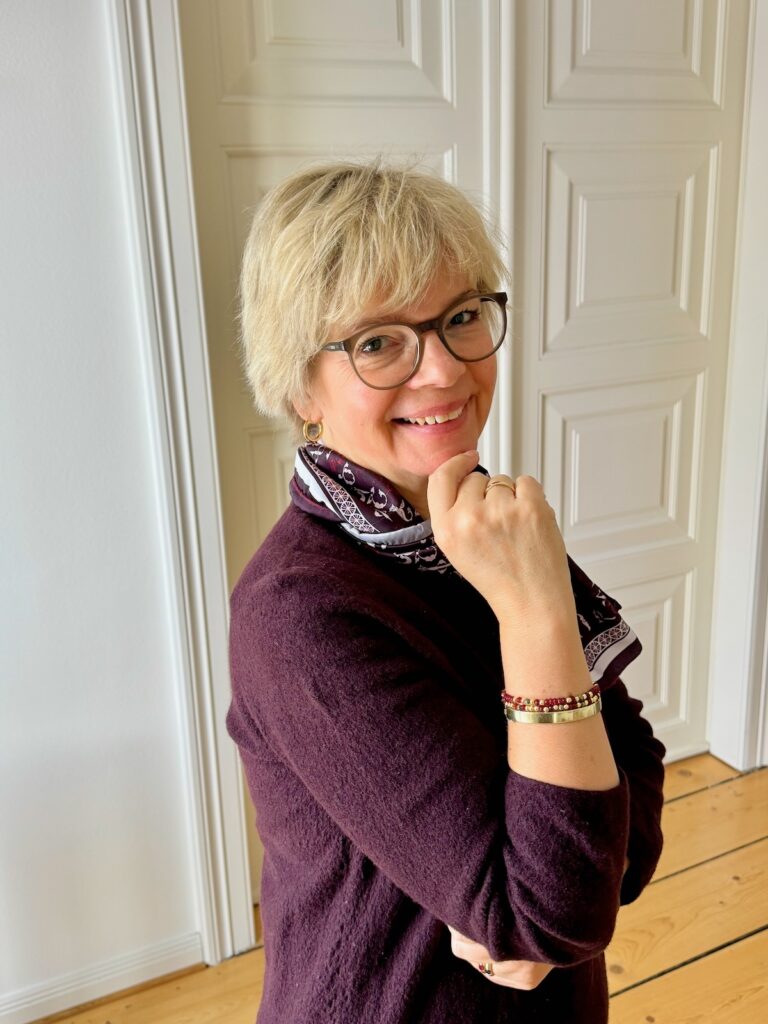 Monochromes Outfit in der Trendfarbe Bordeaux-lifewithaglow-Strickkleid stylen Monochromes Outfit in der Trendfarbe Bordeaux-lifewithaglow-Strickkleid stylen