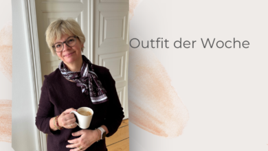 Monochromes Outfit in der Trendfarbe Bordeaux-lifewithaglow-Strickkleid stylen