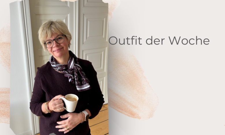 Monochromes Outfit in der Trendfarbe Bordeaux-lifewithaglow-Strickkleid stylen