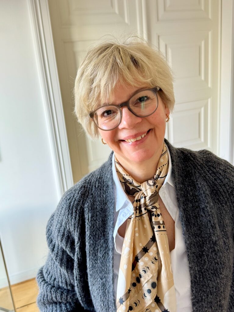 Outfitinspirationen 7. Woche 26-lifewithaglow-Rock in Camel-weiße Bluse-Grauer Rippstrickcardigan-graue Overkneestiefel suede Outfitinspirationen 7. Woche 26-lifewithaglow-Rock in Camel-weiße Bluse-Grauer Rippstrickcardigan-graue Overkneestiefel suede