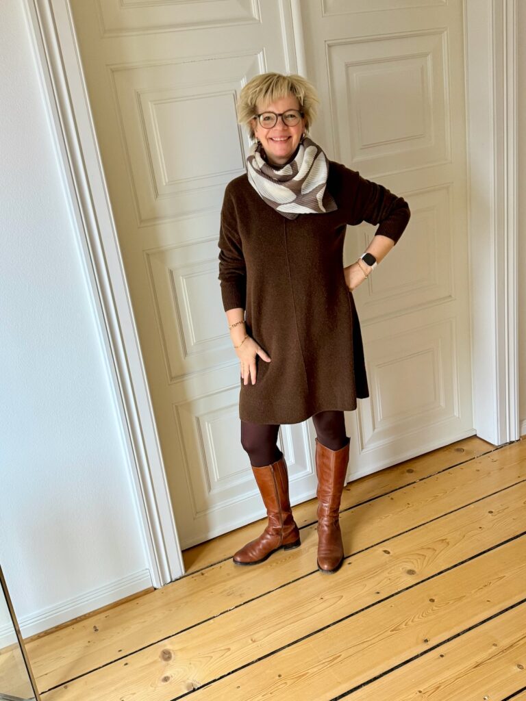Outfitinspirationen 7. Woche 26-lifewithaglow-Strickkleid in braun-ecru taube Schal-Stiefel in cognac Outfitinspirationen 7. Woche 26-lifewithaglow-Strickkleid in braun-ecru taube Schal-Stiefel in cognac