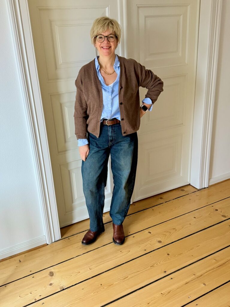 Outfitinspirationen 7. Woche 26-lifewithaglow-Barrel Jeans-hellblaue Bluse-Strickjacke in Taupe-Schmuck Pera Schmuckmanufaktur Outfitinspirationen 7. Woche 26-lifewithaglow-Barrel Jeans-hellblaue Bluse-Strickjacke in Taupe-Schmuck Pera Schmuckmanufaktur