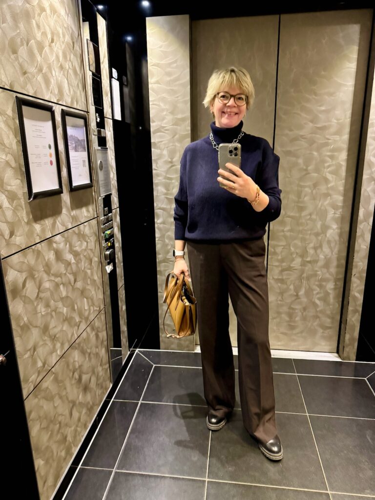 Outfitinspirationen 7. Woche 26-lifewithaglow-braune weite Hose-dunkelblauer Rollie-schwarzer Puffermantel-schwarze chunky boots Outfitinspirationen 7. Woche 26-lifewithaglow-braune weite Hose-dunkelblauer Rollie-schwarzer Puffermantel-schwarze chunky boots