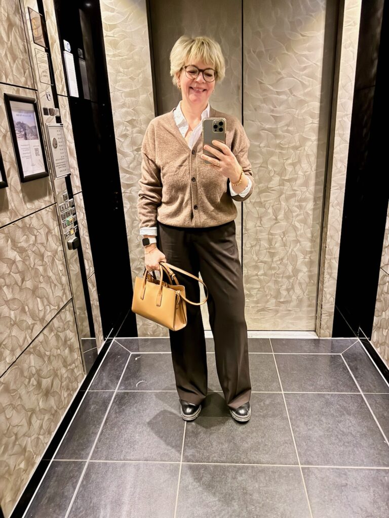 Outfitinspirationen 8/26-kalt-wechselhaft-cozy-lifewithaglow-braune, weite Hose-weiße Bluse Classic-Cardigan taube Outfitinspirationen 8/26-kalt-wechselhaft-cozy-lifewithaglow-braune, weite Hose-weiße Bluse Classic-Cardigan taube