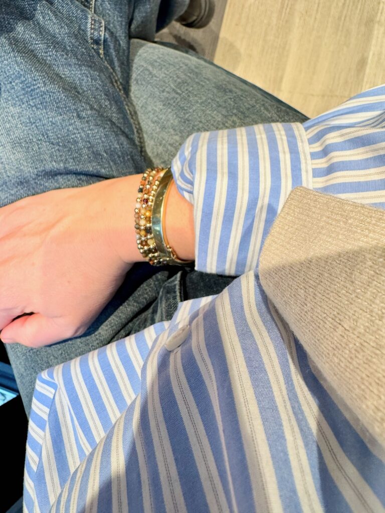 Outfitinspirationen 8/26-kalt-wechselhaft-cozy-lifewithaglow-barrel Jeans-Bluse blau weiß gestreift-Pulli Natur mit V-Ausschnitt-Armbänder Pera Schmuckmanufaktur Outfitinspirationen 8/26-kalt-wechselhaft-cozy-lifewithaglow-barrel Jeans-Bluse blau weiß gestreift-Pulli Natur mit V-Ausschnitt-Armbänder Pera Schmuckmanufaktur