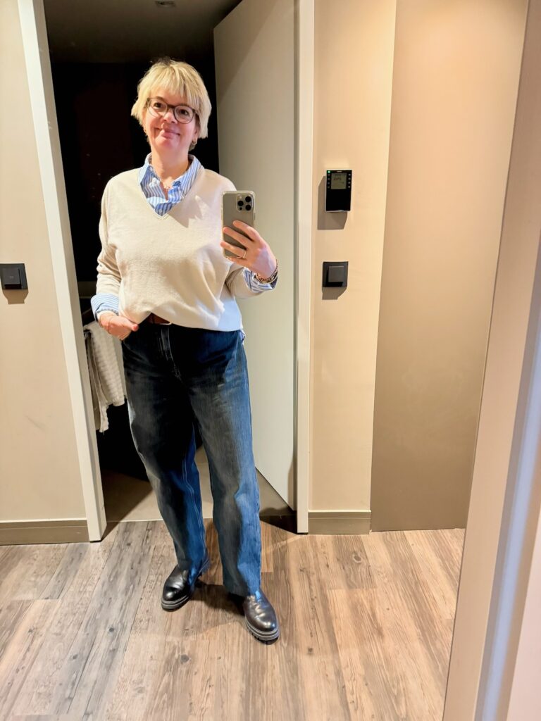 Outfitinspirationen 8/26-kalt-wechselhaft-cozy-lifewithaglow-barrel Jeans-Bluse blau weiß gestreift-Pulli Natur mit V-Ausschnitt-Armbänder Pera Schmuckmanufaktur Outfitinspirationen 8/26-kalt-wechselhaft-cozy-lifewithaglow-barrel Jeans-Bluse blau weiß gestreift-Pulli Natur mit V-Ausschnitt-Armbänder Pera Schmuckmanufaktur