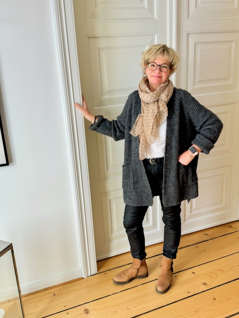 Outfitinspirationen 8/26-kalt-wechselhaft-cozy-lifewithaglow-Hose coated-Longsleeve in Rippoptik-Cardigan Rippstrick-Stiefelette caramell Outfitinspirationen 8/26-kalt-wechselhaft-cozy-lifewithaglow-Hose coated-Longsleeve in Rippoptik-Cardigan Rippstrick-Stiefelette caramell