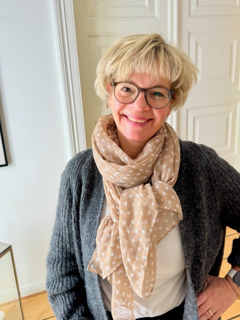 Outfitinspirationen 8/26-kalt-wechselhaft-cozy-lifewithaglow-Hose coated-Longsleeve in Rippoptik-Cardigan Rippstrick-Stiefelette caramell Outfitinspirationen 8/26-kalt-wechselhaft-cozy-lifewithaglow-Hose coated-Longsleeve in Rippoptik-Cardigan Rippstrick-Stiefelette caramell