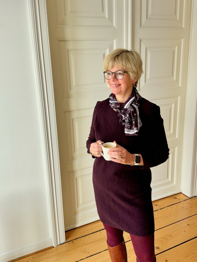 Outfitinspirationen 8/26-kalt-wechselhaft-cozy-lifewithaglow-Strickkleid aus Walkwolle in Bordeaux-Stiefel in Cognac Outfitinspirationen 8/26-kalt-wechselhaft-cozy-lifewithaglow-Strickkleid aus Walkwolle in Bordeaux-Stiefel in Cognac